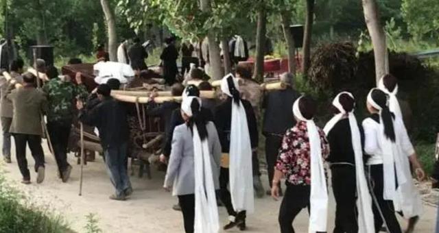 为什么埋葬逝者，抬的棺木中间不能落地，为什么埋葬逝者（为什么下葬途中棺材不能落地）