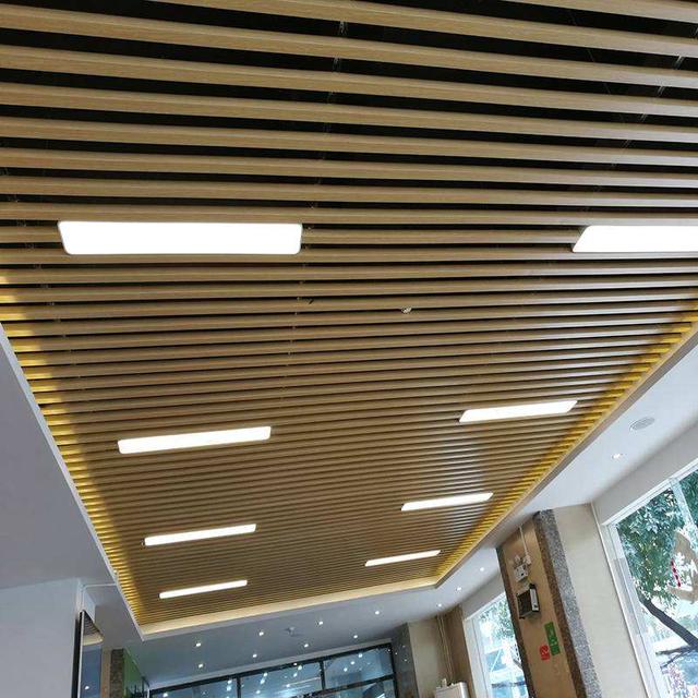 格栅吊顶的特点，木格栅吊顶工艺（木纹铝格栅吊顶）