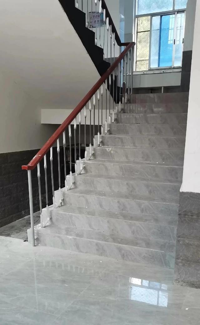 楼梯踏步宽度和高度标准是多少，楼梯踏步宽度和高度标准是多少米（踏步多高多宽才标准又舒适）