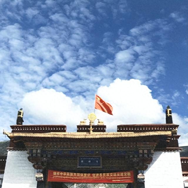 西藏拉萨旅游，哲蚌寺人文底蕴深厚，风景辽阔，幸运还可看到辩经