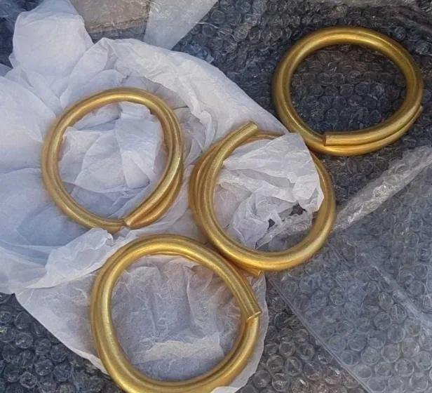 五周年纪念金手镯，五周年纪念日（2018年农民挖排水沟时意外挖出4只金手镯）