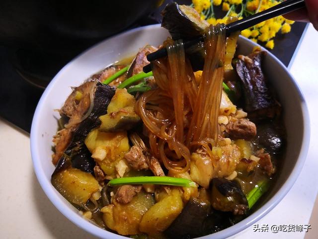 炸好的鱼怎么炖好吃又简单（鲅鱼和这2样食材一起炖）