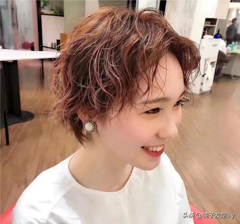 一款利落的挂耳短发,蓬松还有线条感,自然时尚却美感十足,刘海保留大c