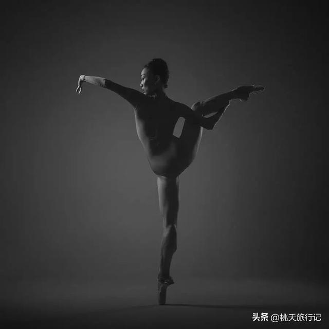 简约黑白线条画人物微信头像，黑白线描画人物头像（2022年黑白极简主义摄影获奖作品）