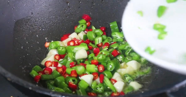 炒鸡肉怎么炒好吃，芹菜炒鸡肉怎么炒好吃（还是这种特色炒法最好吃）