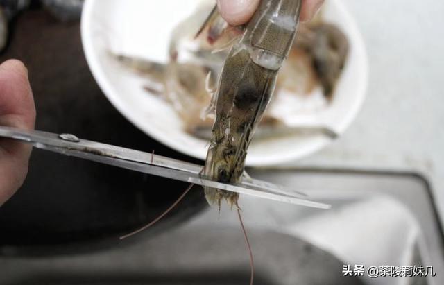 油焖大虾要怎么做，油焖大虾怎么做的（鲜香入味又酥脆）