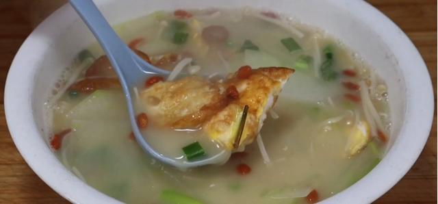 荷包蛋汤好吃做法，荷包蛋汤怎么做才好吃（见到这食材别手软）