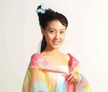 高露，为了爱情放弃事业，嫁给圈外人丈夫，如今儿女双全太过幸福
