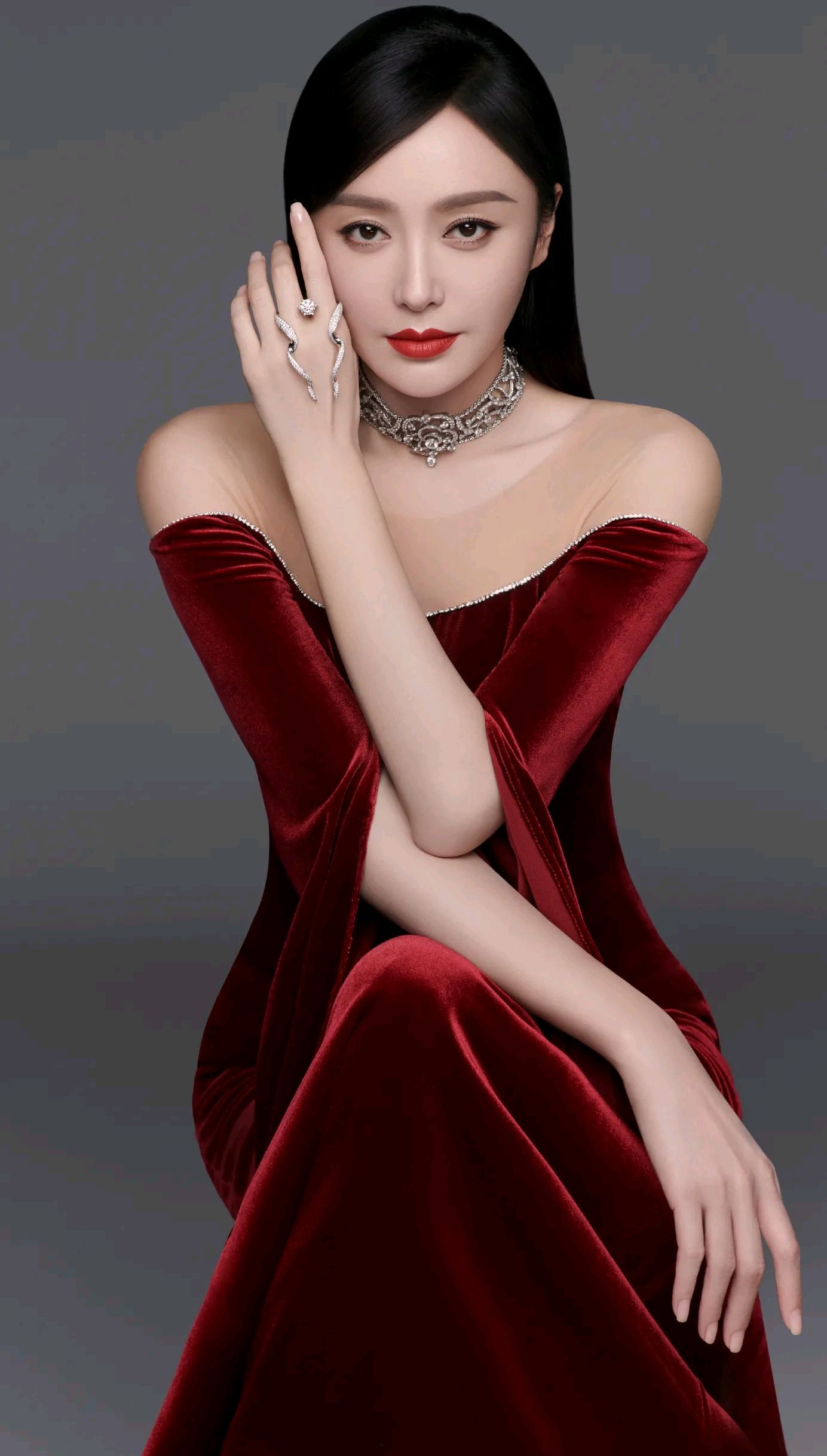 秦岚:27岁身价过亿,和闺蜜杨幂共享男友,却因子宫自由论惹争议