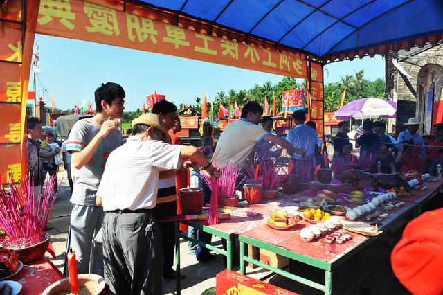 海南习俗，海南风俗神上身真的假的（吃公期、闹军坡、过火山）