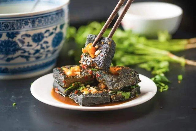 臭豆腐为什么臭，臭豆腐为什么闻起来臭吃起来香（为啥会演化出食臭）