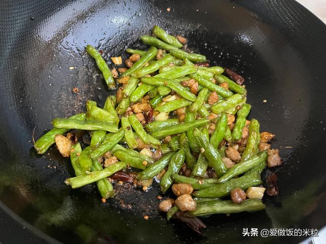 干煸豆角最简单的做法，干煸豆角怎么做好吃最简单（过年用它招待宾客很不错）