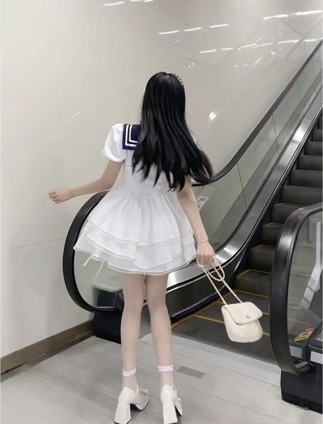 白裙子是什么意思，白裙子的意思（女人夏天穿小白裙搭配什么上衣和鞋子好看）