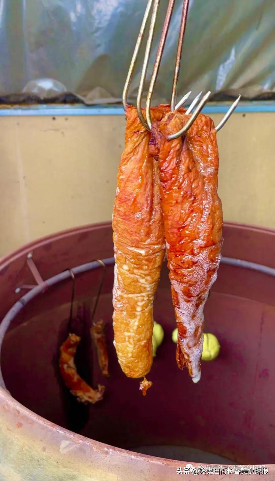 尤其肥肠,用的是大肠头的部分,从中间劈开上吊炉焖烤,烤后外层呈现一