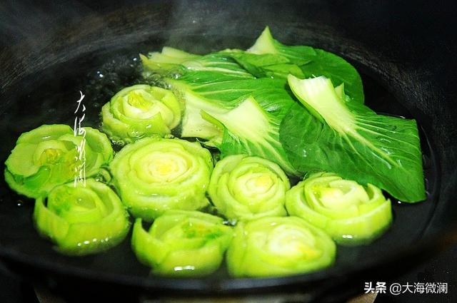 白灼小油菜最正宗的做法，白灼油菜窍门（春天女人多吃这菜）