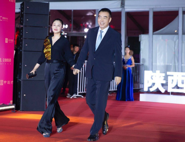 陈雨昂是陈红亲生的吗，陈红儿子陈雨昂（他为何转身就娶小16岁的陈红）