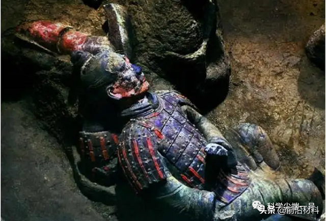 兵马俑是什么材料做的，兵马俑都是用什么做成的（兵马俑涂蓝色居然是超导材料）