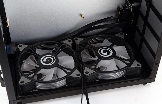 最好的机箱风扇安装方法是在机箱的前方,或者是侧面安装1或2个风扇