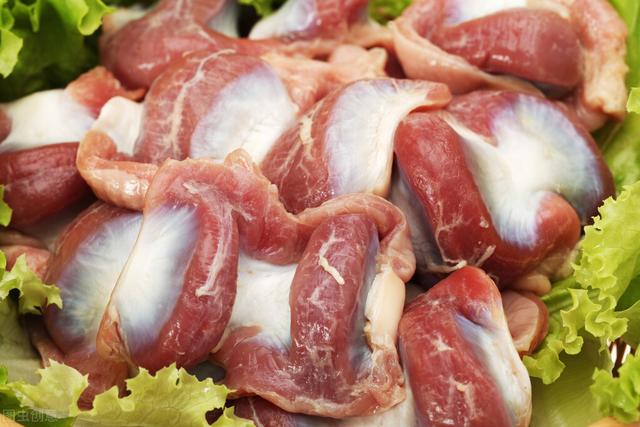 100克鸡胸肉含多少蛋白质，一百克鸡胸肉含多少脂肪（鸡腿排倒数第二）