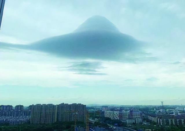 云是怎么形成的，云是怎么形成的物态变化（内蒙古出现“翻滚云墙”）