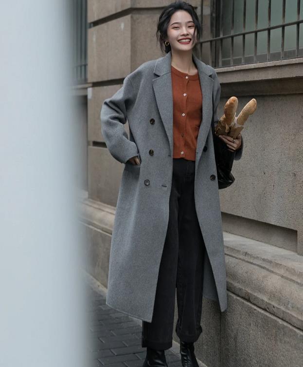 灰色大衣配什么颜色的内搭最好看,灰色毛呢大衣内搭什么颜色好看(灰色