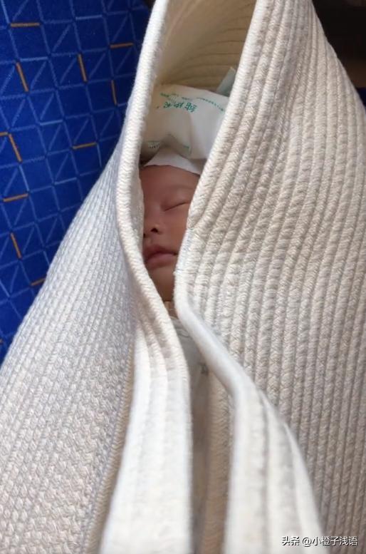 一个月婴儿能坐高铁吗,1个月婴儿能坐高铁吗(将宝宝装进手提袋坐高铁)