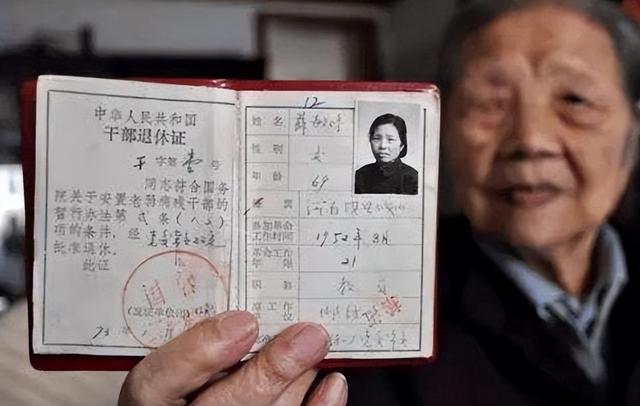 从封面颜色判断职业资格证书等级，职业资格证书颜色和对应等级（退休证分为红绿蓝等不同颜色）