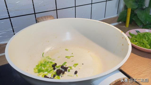 青椒炒蛋的做法，青椒炒鸡蛋的做法（偷学60岁厨师青椒炒鸡蛋的做法）