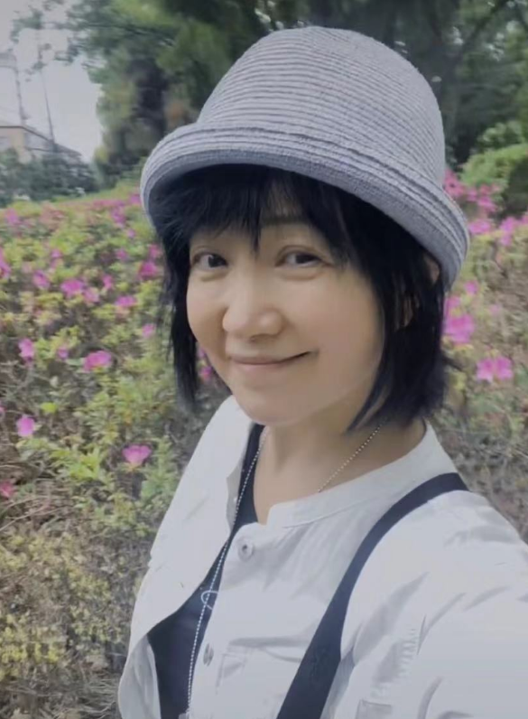 53岁斯琴格日乐晒近照，眼袋明显身体发福，臧天朔去世后一直单身