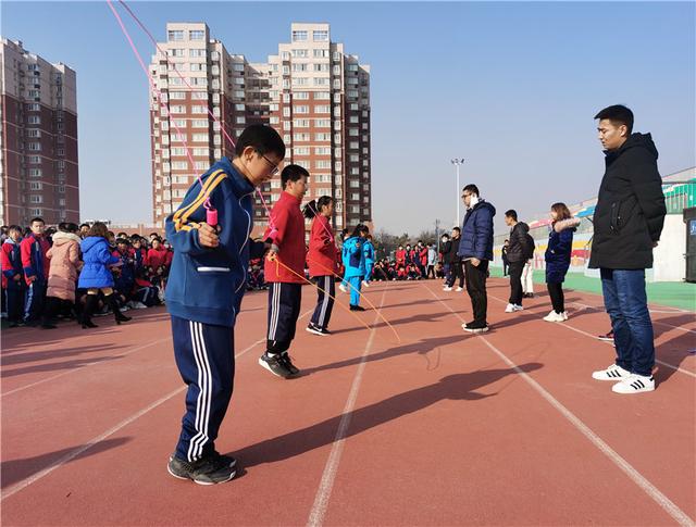 集体跳绳比赛规则，集体跳绳（活力绽放——渭南中学七八年级举行冬季跳绳比赛）