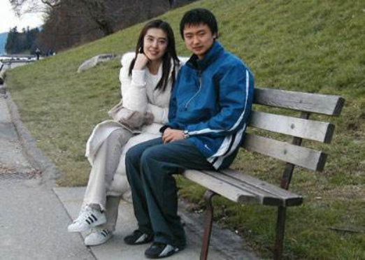 粉色外套配什么颜色内搭，粉色外套配什么颜色内搭好看男（穿粉色羽绒服配白内搭）