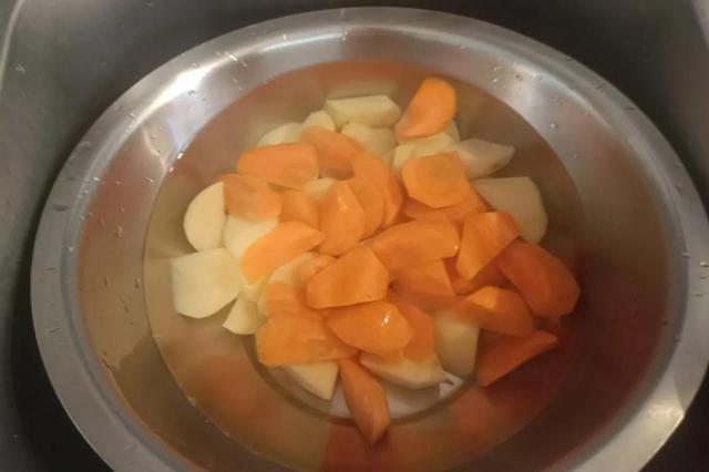 红烧土豆鸭怎样做，红烧土豆鸭怎么做（土豆胡萝卜烧鸭腿）