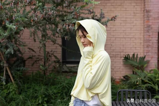 买衣服是锦纶还是聚酯纤维哪个好，衣服聚酯纤维的还是棉的好一点（价格上千的防晒衣）
