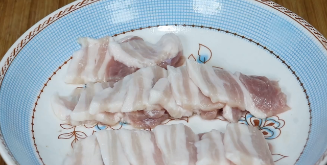 怎样快速解冻肉，冷冻肉怎样快速解冻（不管解冻什么肉）