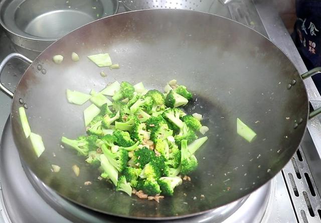 胡萝卜怎么切菱形，胡萝卜的切法菱形片（俗话说“中秋吃一宝）