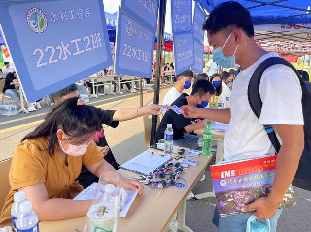 河南水利与环境职业学院，2021级河南水利与环境职业学院新生开学时间和入学指南及入学军训考试（河南水利与环境职业学院7000余名小萌新来啦）