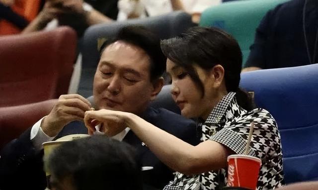 时大漂亮个人简历，时大漂亮为辛巴鸣不平（50岁韩国总统夫人合影遭“排挤”）