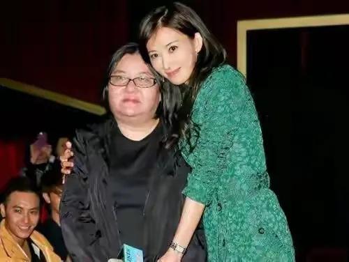 “性感女人”林志玲：“一脱成名”惹争议，马踏胸部吓死人，揪心