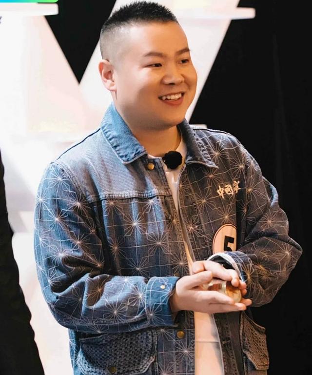 岳云鹏的背后的心酸，岳云鹏街头推销无人问津