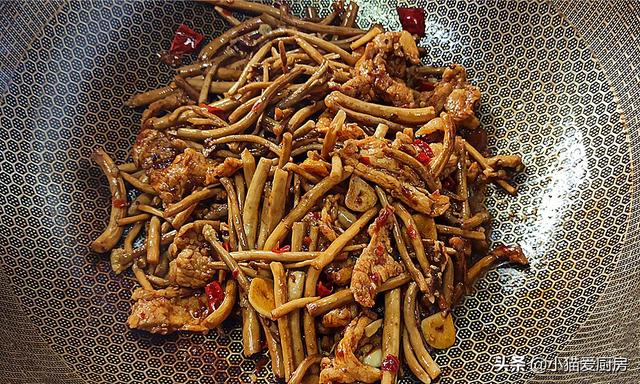 干茶树菇怎么吃，干茶树菇可以怎么吃（教你在家做干锅茶树菇）