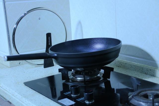 什么品牌的炒锅最好用，什么品牌的炒锅最好用又省电（不惧怕各种暴力测试的锅才是好锅）