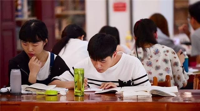 文理分科如何选择，女生高一文理分科如何选择（“理科生跟文科生”哪个发展好）