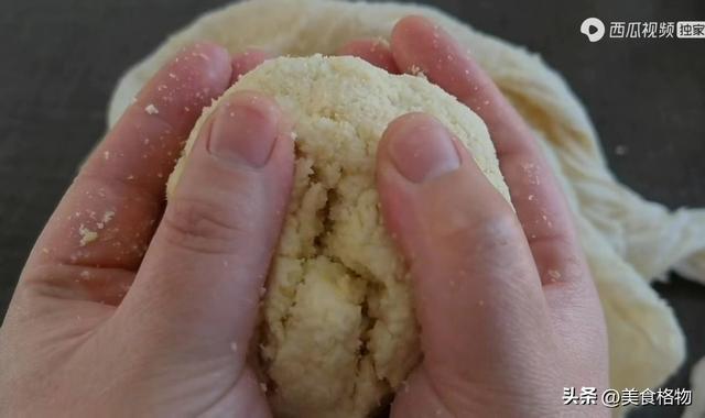 在家如何自制豆腐，把白醋倒入黄豆里