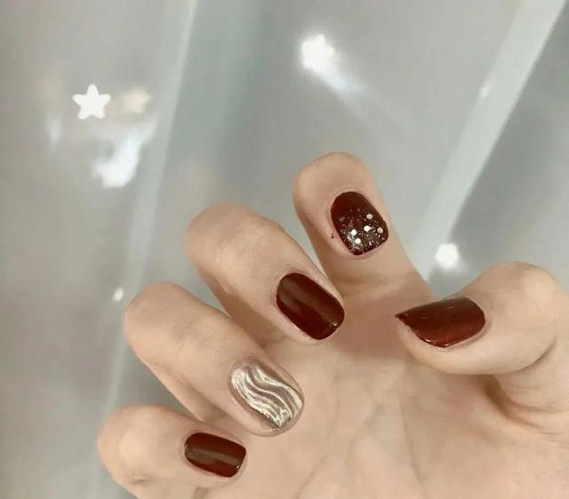 手黑黄适合的美甲颜色，适合黄黑皮的指甲油颜色（美甲♥适合黑黄皮的美甲）