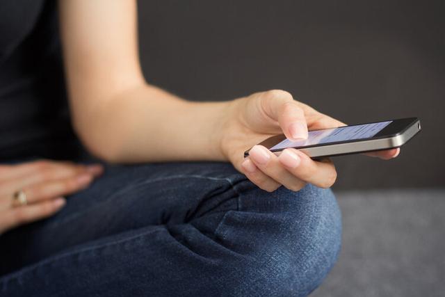 睡前玩手机的十大危害，睡前玩手机有哪些危害（因为有辐射会长肿瘤）