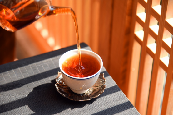 红茶的正确冲泡方法，红茶的正确冲泡方法步骤（该如何冲泡一杯好喝的红茶）