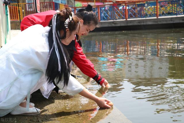 三月三的风俗有哪些，三月三有什么风俗活动（农村老人直言“三月三要出门”）