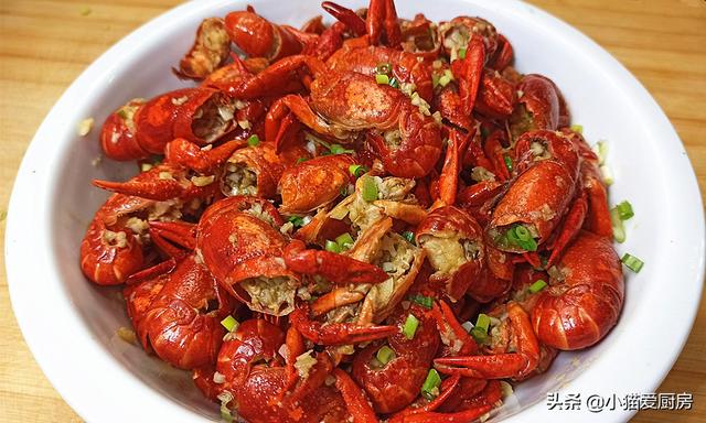 小龙虾的做法大全 蒜蓉小龙虾六步做法，小龙虾的做法大全（就是汤汁拌饭也特别香）