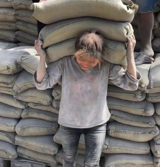 网友们都被她吃苦耐劳的精神所打动.