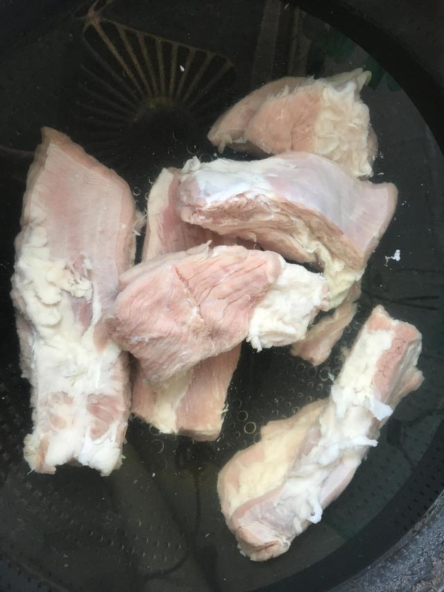 牛排骨的家常做法，家常牛排骨怎么做好吃（牛排骨的简单美味做法）